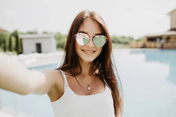 Portrait de belle fille prenant un selfie à la piscine. Plaisir d'été — Photo