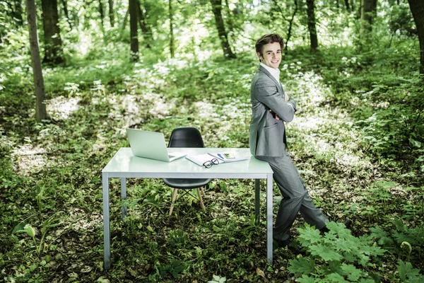 Üzleti férfi öltöny, ő irodai íróasztal zöld park közelében. Üzleti koncepció. — Stock Fotó