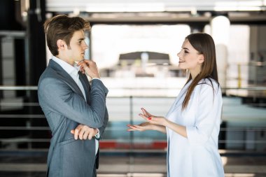 takım başarılı iş adamları. dinlenme ve ofiste konuşurken iki iş adamları. erkek ve kadın informan toplantı İş Merkezi.