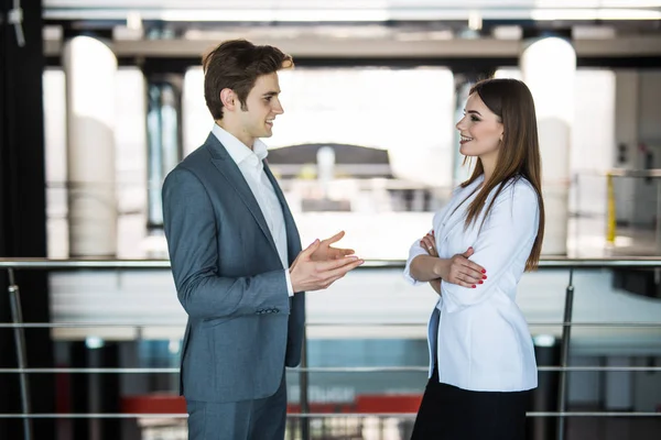 Compañeros sonrientes hablando juntos en una oficina. Reunión de negocios . — Foto de Stock