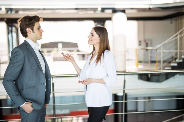 Compañeros sonrientes hablando juntos en una oficina. Reunión de negocios . — Foto de Stock