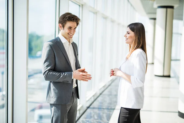 Smiling colleagues meeting speaking together in an office — Stock Photo, Image