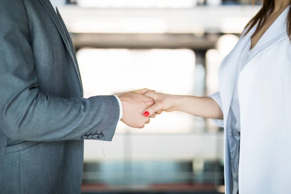 Primer plano de estrechar la mano después de una reunión de negocios en la oficina — Foto de Stock