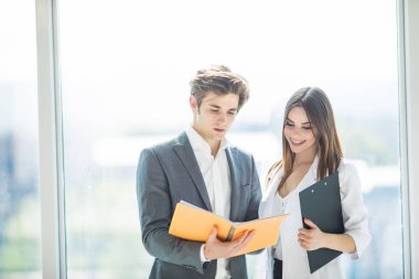 İki yöneticileri kar tartışıyor. Grup birlikte office defter üzerinde tartışırken çalışan iş adamları. Genç başlangıç.