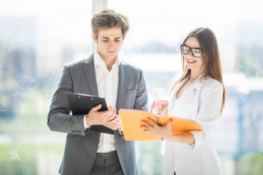 İki yöneticileri kar tartışıyor. Grup birlikte office defter üzerinde tartışırken çalışan iş adamları. Genç başlangıç.