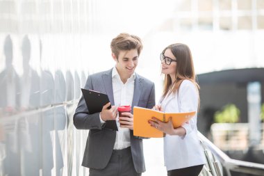 Hall ve disscuss defter proje ayrıntı üzerinde yürümek inşa onların şirket ofisinde farklı bir erkek ve kadın iş takım