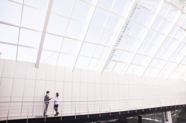 İşadamı office arka plan, iş kavramı üzerinde bir el sıkışma için elini tutar.