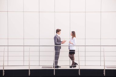 Bina ve konuşmayı ofisinde yürüyen emin iş ortakları.