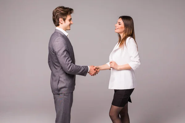 Hombre y mujer negocio apretón de manos aislado sobre fondo gris. Empresario y mujer de negocios apretón de manos . — Foto de Stock