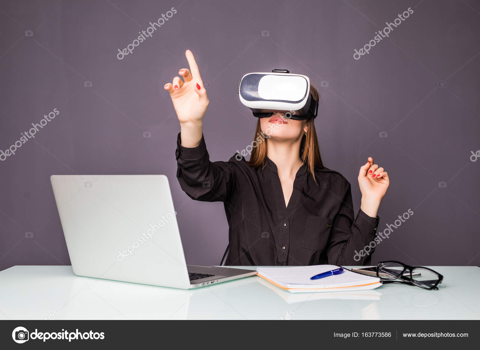 вспомогательный помощник. человек в vr очках в кресле. обеспечивающий специалист это категория должностей. личный помощник мужчина рисунок. глаголы помощники в английском.