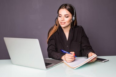 Güzel işkadını ofis telefon, kulaklýklý mikrofon seti, çağrı merkezi ve olun fark