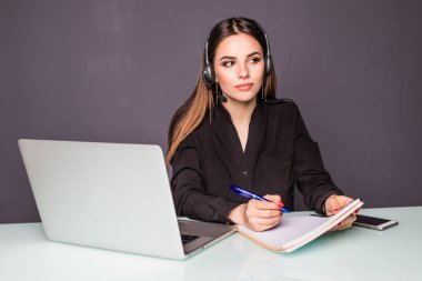 Güzel işkadını ofis telefon, kulaklýklý mikrofon seti, çağrı merkezi ve olun fark