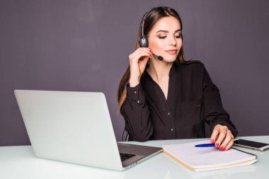 Kulaklık ve office içinde laptop onun masasında çalışan güzel iş kadın portresi