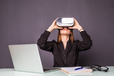 Vr gözlüklü kadın. Kendine güvenen genç kadın ofiste onun çalışma evinde otururken havada işaret sanal gerçeklik kulaklık