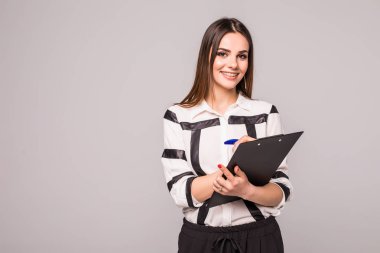 Güzel iş kadını altı boş gri arka plan üzerine yazma