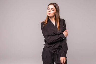 Güzellik kadını gri arka plan üzerinde siyah güzellik portresi