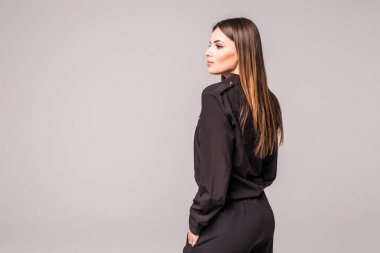 Arka güzellik uzun kahverengi saçlı - Grey stüdyoda poz kadın portresi