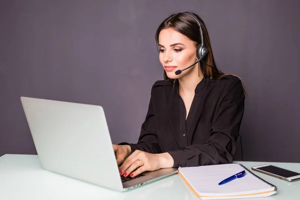 Trabajador ocasional de atención al cliente en la oficina con auriculares y computadora portátil en la oficina — Foto de Stock