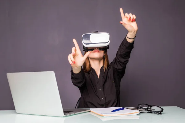 Mujer con auriculares VR tocando objetos en realidad virtual. Chica sentada en sillón en el escritorio e interactuando con la visualización en 3D. Prueba de producto de TI moderna en concepto de simulador digital — Foto de Stock