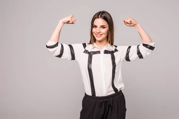 Jeune femme pointe vers les mains fortes sur un gris — Photo