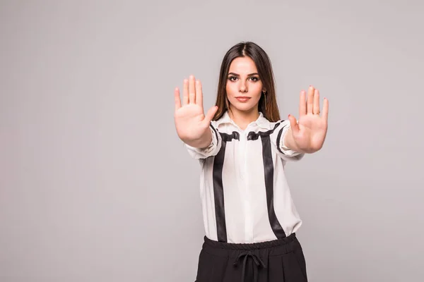 Primer plano retrato joven molesto mujer enojada con mala actitud dando charla a gesto de la mano con la palma hacia fuera aislado fondo gris de la pared. Emoción humana negativa expresión facial sentimiento lenguaje corporal — Foto de Stock