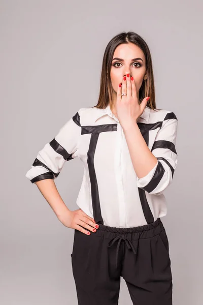 Mujer joven sorprendida en gafas sobre fondo gris —  Fotos de Stock