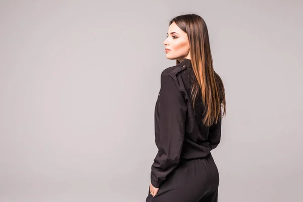 Portrait arrière de la femme aux longs cheveux bruns - posant en studio sur gris — Photo