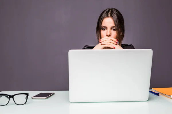 Kvinna över laptop arbetar och planerar arbetet tänkande koncept i office — Stockfoto