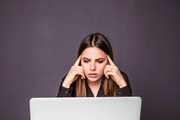 Porträtt av mellersta åldern affärskvinna sitter framför laptop och tänkande för att lösa problemet i office — Stockfoto