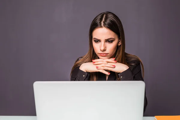 Mujer sobre portátil trabajo y planificación trabajo pensamiento concepto en la oficina — Foto de Stock