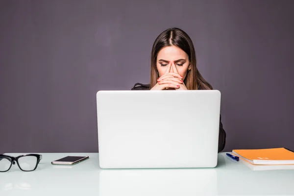 Retrato de mujer de negocios de mediana edad sentada frente a la computadora portátil y pensando en resolver el problema en la oficina — Foto de Stock