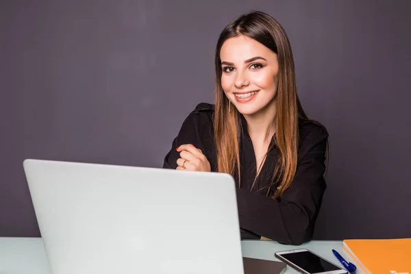 Feliz joven hermosa mujer usando el ordenador portátil en la oficina — Foto de Stock