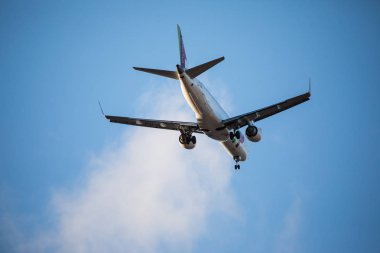 Bir yolcu uçağı masmavi gökyüzünde uçuyor. Mavi gökyüzünde yolcu uçak