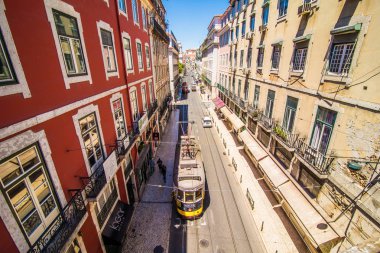 10 Temmuz 2017 - Lizbon, Portekiz. Lizbon Katedrali, Alfama, Lizbon, Portekiz önünde tarihsel sarı tramvay