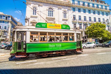 10 Temmuz 2017 - Lizbon, Portekiz. Lizbon Katedrali, Alfama, Lizbon, Portekiz önünde tarihsel sarı tramvay