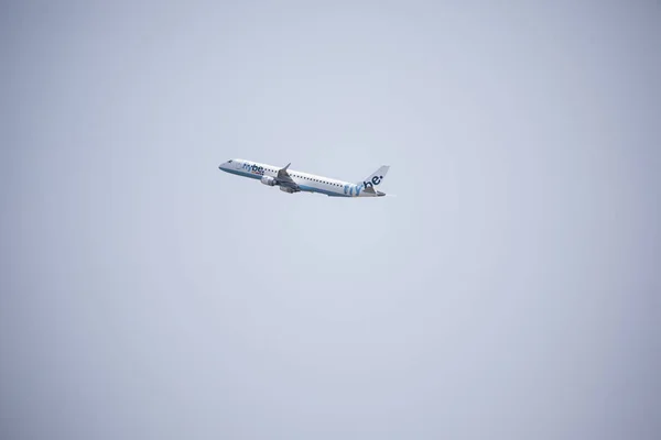 Passagerarflygplan i den blå himlen. Resor eller transporter flygplan — Stockfoto
