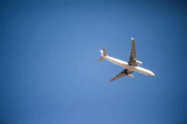 Samolot pasażerski w błękitne niebo. podróż drogą lotniczą — Zdjęcie stockowe