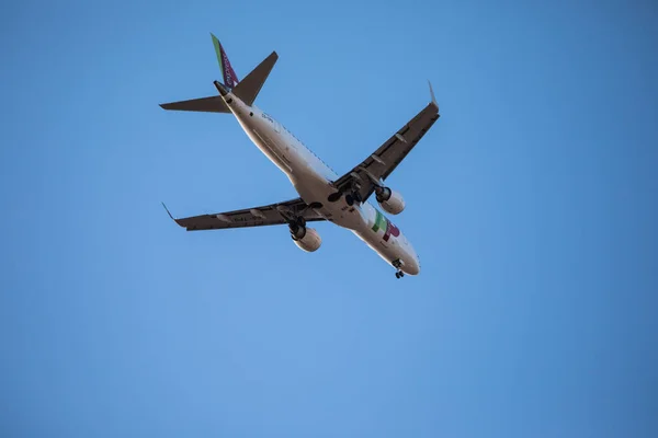 Ein Passagierflugzeug fliegt in den klaren blauen Himmel. Passagierflugzeug am blauen Himmel — Stockfoto