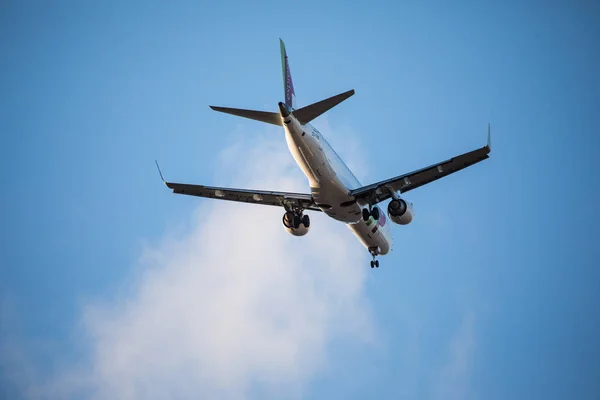 Ein Passagierflugzeug fliegt in den klaren blauen Himmel. Passagierflugzeug am blauen Himmel — Stockfoto