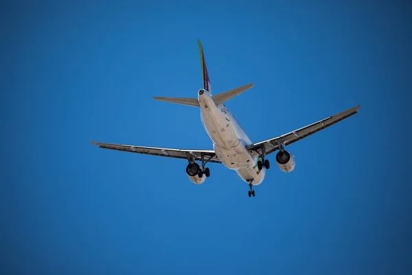 Egy utasszállító repülőgép repül a tiszta, kék égen. Utasszállító repülőgép-a kék ég — Stock Fotó