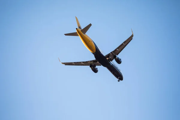 Samolot pasażerski pływa się w błękitne niebo. Samolot pasażerski w błękitne niebo — Zdjęcie stockowe