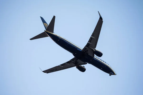 Bir yolcu uçağı masmavi gökyüzünde uçuyor. Mavi gökyüzünde yolcu uçak — Stok fotoğraf