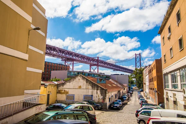 10 de julho de 2017 - Lisboa, Portugal. A Ponte 25 de Abril é uma ponte que liga a cidade de Lisboa ao município de Almada, na margem esquerda do rio Tejo, Lisboa. — Fotografia de Stock