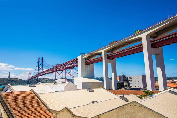 A Ponte 25 de Abril é uma ponte que liga a cidade de Lisboa ao município de Almada, na margem esquerda do rio Tejo, Lisboa. — Fotografia de Stock