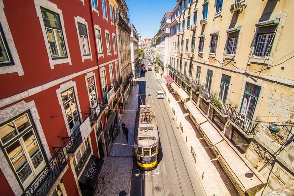 10 de julho de 2017 - Lisboa, Portugal. Eléctrico amarelo histórico em frente à catedral de Lisboa, Alfama, Lisboa, Portugal — Fotografia de Stock