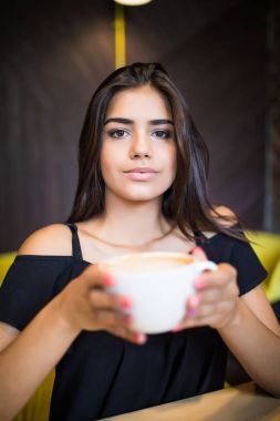 Kahve. Güzel kız Cafe içme çay veya kahve. Güzellik Model kadın sıcak içecek fincan ile.