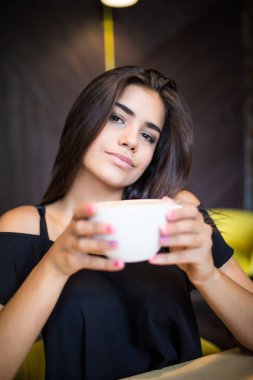 Güzellik kadın çay ile bir dinlenme kahve barı vardır.