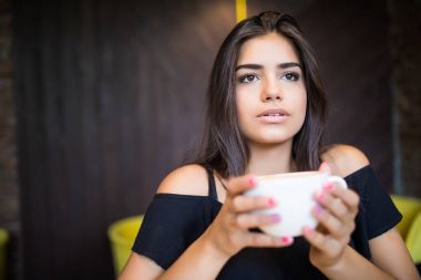 İyi vakit geçiriyor, kapuçino, latte, sabah kafede kahve fincan içmeye çekici kız güzel gülen.