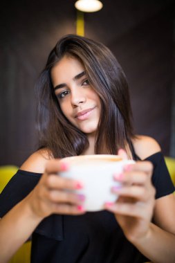 İyi vakit geçiriyor, kapuçino, latte, sabah kafede kahve fincan içmeye çekici kız güzel gülen.