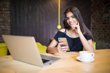 Yaşam tarzı kahve, kafeterya salonu bilgilerinde arama için akıllı telefon kullanan kadın.